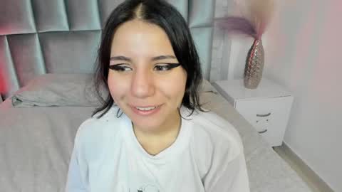 Snapshot of hollypeach_ chatting on 04.29.26 hollypeach_ online show from 04.29.26
