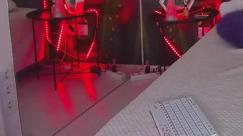 HollyTaillor online show from 10.21.25