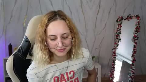 Snapshot of hollyy_pollyyyy chatting on 08.09.26 Polly online show from 08.09.26