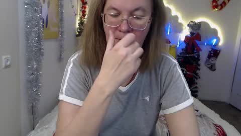 Snapshot of holymilfa chatting on 12.08.24 holymilfa online show from 12.08.24