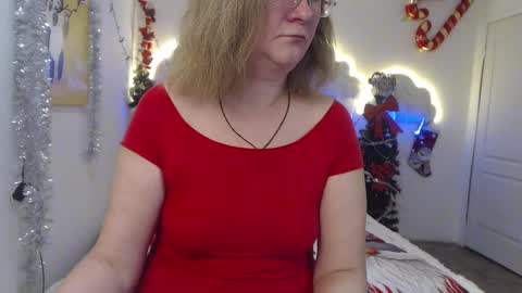 Snapshot of holymilfa chatting on 12.11.24 holymilfa online show from 12.11.24