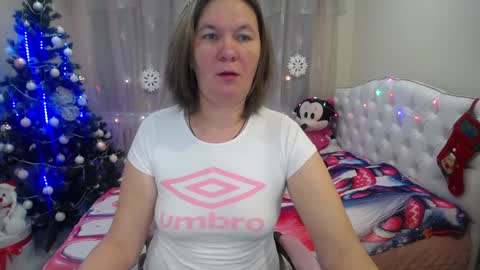 Snapshot of holymilfa chatting on 12.19.24 holymilfa online show from 12.19.24