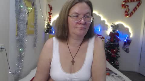 Snapshot of holymilfa chatting on 12.22.24 holymilfa online show from 12.22.24