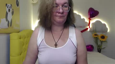 Snapshot of holymilfa chatting on 02.21.25 holymilfa online show from 02.21.25