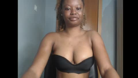 Snapshot of honey_juicydoll chatting on 06.18.26 Sonia online show from 06.18.26
