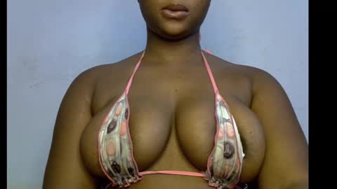 Snapshot of honey_plumx12 chatting on 10.02.25 mamacita online show from 10.02.25