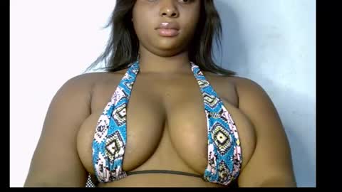 Snapshot of honey_plumx12 chatting on 11.01.25 mamacita online show from 11.01.25