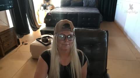 Snapshot of honeybuhnny chatting on 03.13.26 honeybuhnny online show from 03.13.26