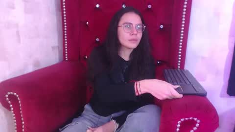 Snapshot of honeybuu_ chatting on 11.19.25 Emily online show from 11.19.25