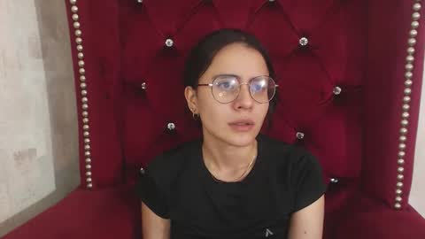 Snapshot of honeybuu_ chatting on 11.23.25 Emily online show from 11.23.25