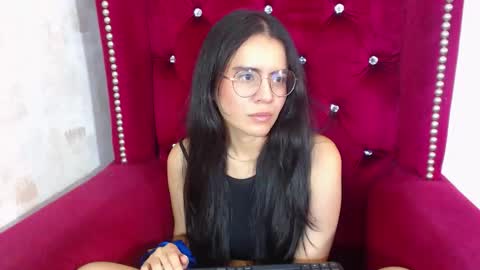 Snapshot of honeybuu_ chatting on 12.05.25 Emily online show from 12.05.25