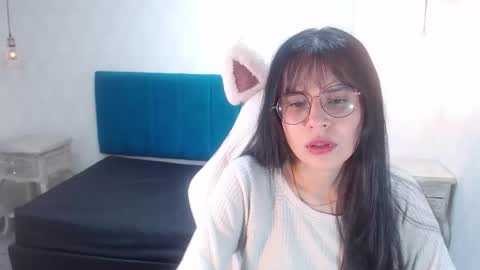Snapshot of honeybuu_ chatting on 01.19.26 Emily online show from 01.19.26