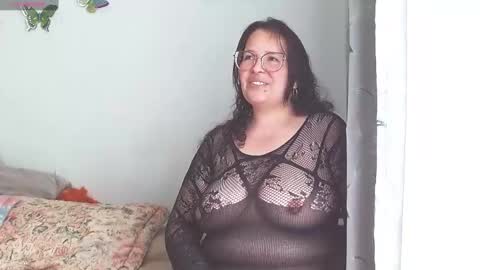 Snapshot of honeyhotpaty chatting on 12.18.24 sofia online show from 12.18.24