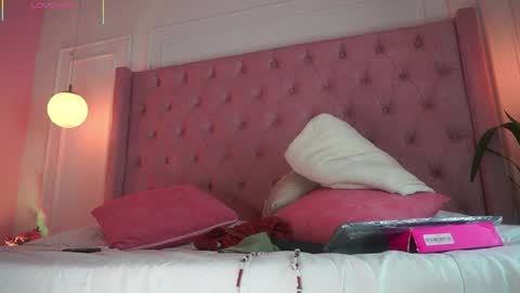 Honey Moon  Help me to reach 100 thumbs up online show from 04.17.26