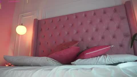 Snapshot of honeyymoonn_ chatting on 04.20.26 Honey Moon Help me to reach 100 thumbs up online show from 04.20.26