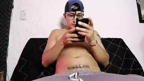 Snapshot of honter20 chatting on 10.16.25 robiin online show from 10.16.25