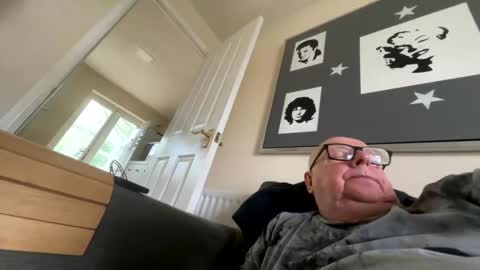 Snapshot of horny_147 chatting on 04.15.26 Cum suck Me off online show from 04.15.26
