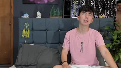 Snapshot of horny_twinks_guys chatting on 01.20.25 Alex and Camilo online show from 01.20.25