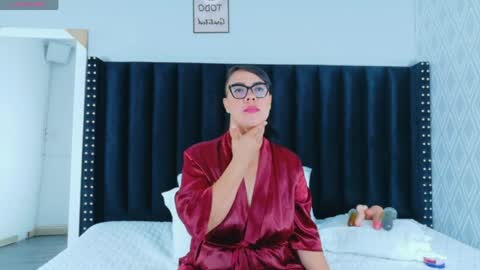 Snapshot of hornylatimommy chatting on 04.19.26 Natasha online show from 04.19.26