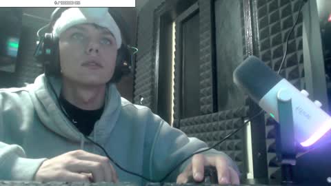 Snapshot of hot_boy_2002_ chatting on 12.18.24 Hot boy 2002 online show from 12.18.24