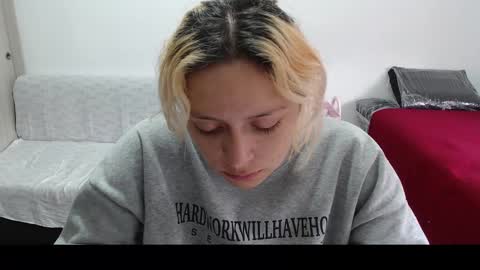 Mia online show from 03.12.25