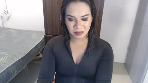 Snapshot of hot_roxanne69 chatting on 04.26.26 roxanne online show from 04.26.26