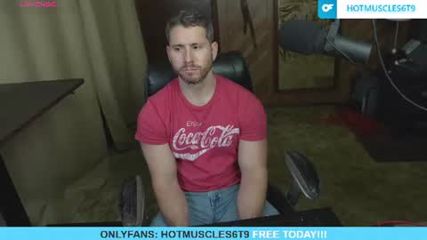 Snapshot of hotmuscles6t9 chatting on 06.14.26 hotmuscles6t9 online show from 06.14.26