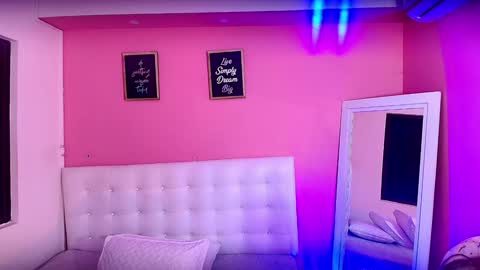 Snapshot of hotpawgmilf chatting on 01.28.25 Sussy Bloom online show from 01.28.25