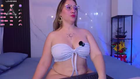 Snapshot of hotpawgmilf chatting on 05.06.26 Sussy Bloom online show from 05.06.26