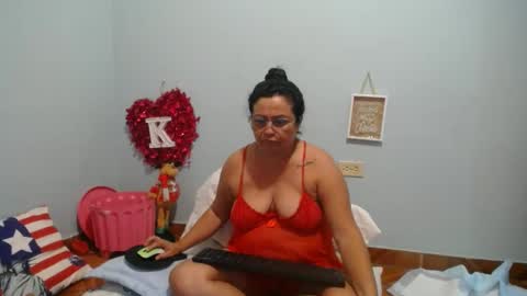 Snapshot of hottasttywoman chatting on 12.29.24 victorya karolyna online show from 12.29.24