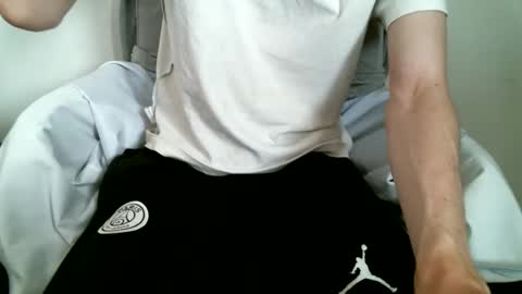 Snapshot of hug_me chatting on 10.09.25 Keanu online show from 10.09.25