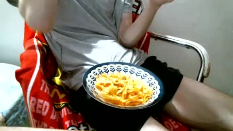 Snapshot of hug_me chatting on 08.03.26 Keanu online show from 08.03.26