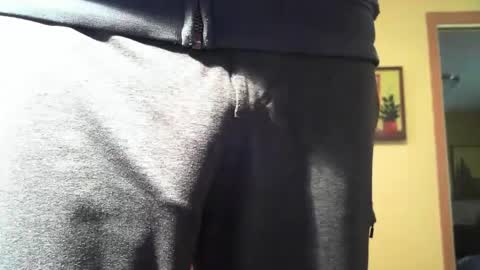 Snapshot of hung_hot_fit10 chatting on 01.04.25 Big uncut cock dripping online show from 01.04.25