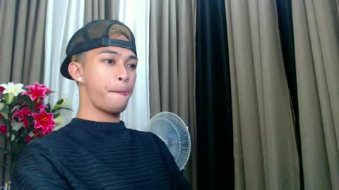 Snapshot of hunk_edward chatting on 06.27.26 hunk_edward online show from 06.27.26