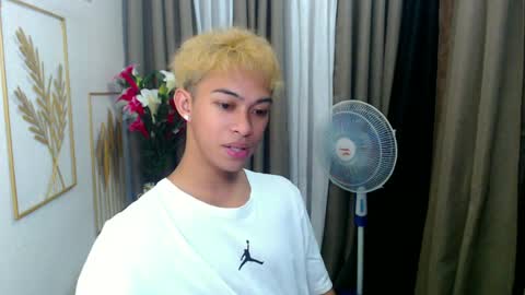 Snapshot of hunk_edward chatting on 06.29.26 hunk_edward online show from 06.29.26