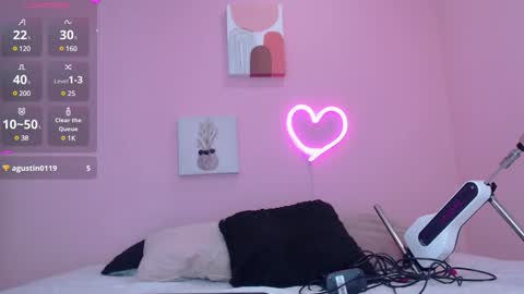 Snapshot of ian_castillo_ chatting on 12.19.24 IAN CASTILLO online show from 12.19.24