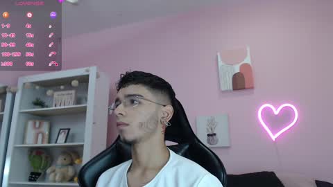 Snapshot of ian_castillo_ chatting on 01.15.25 IAN CASTILLO online show from 01.15.25