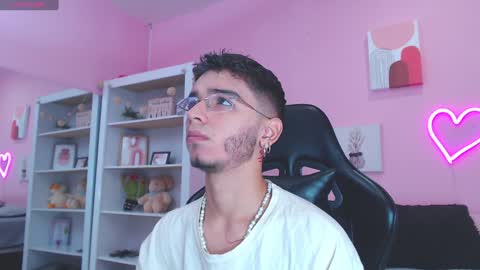 Snapshot of ian_castillo_ chatting on 01.30.25 IAN CASTILLO online show from 01.30.25