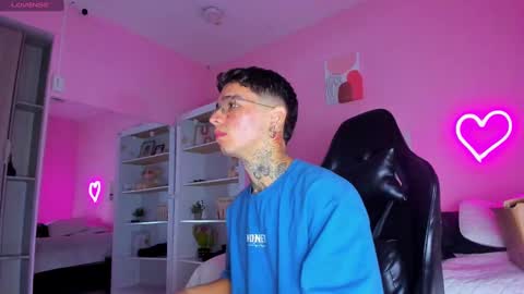 Snapshot of ian_castillo_ chatting on 09.22.25 IAN CASTILLO online show from 09.22.25