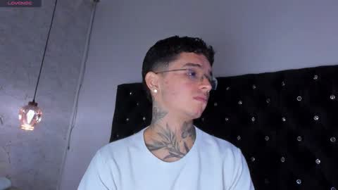 Snapshot of ian_castillo_ chatting on 10.01.25 IAN CASTILLO online show from 10.01.25