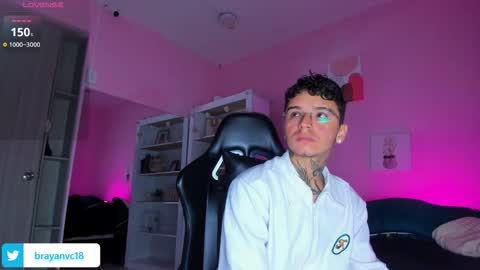 Snapshot of ian_castillo_ chatting on 10.08.25 IAN CASTILLO online show from 10.08.25