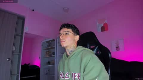 Snapshot of ian_castillo_ chatting on 10.09.25 IAN CASTILLO online show from 10.09.25