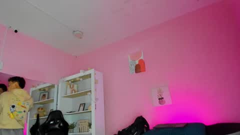 Snapshot of ian_castillo_ chatting on 10.24.25 IAN CASTILLO online show from 10.24.25