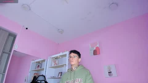 Snapshot of ian_castillo_ chatting on 10.25.25 IAN CASTILLO online show from 10.25.25