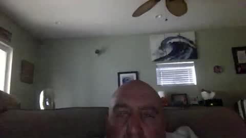 Snapshot of icumming chatting on 04.19.26 icumming online show from 04.19.26
