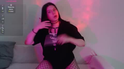Snapshot of iintimate_flesh chatting on 10.18.25 Vella online show from 10.18.25