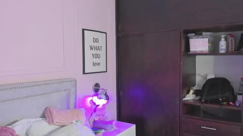 Snapshot of iliy_ chatting on 02.14.25 ILY   online show from 02.14.25