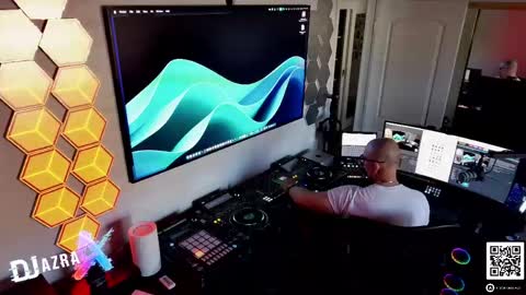 Snapshot of imdjazra chatting on 04.11.26 DJ Azra online show from 04.11.26