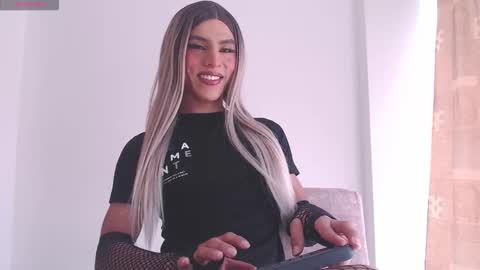 Snapshot of imdominique chatting on 10.18.25 online show from 10.18.25