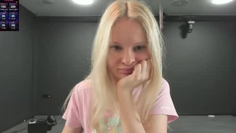 Snapshot of incredible__shell_ chatting on 05.18.26 Masha online show from 05.18.26